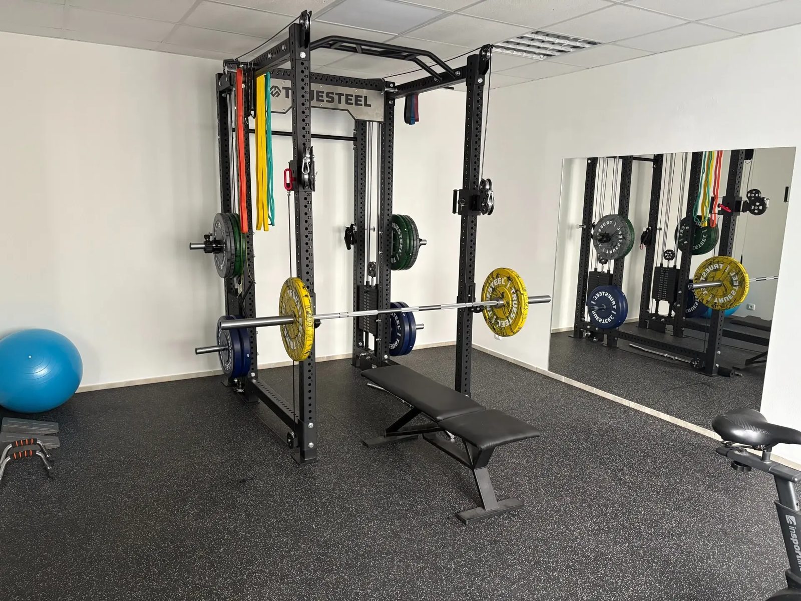 TrueSteel half rack a kladkový systém v Private JJGYM Nymburk