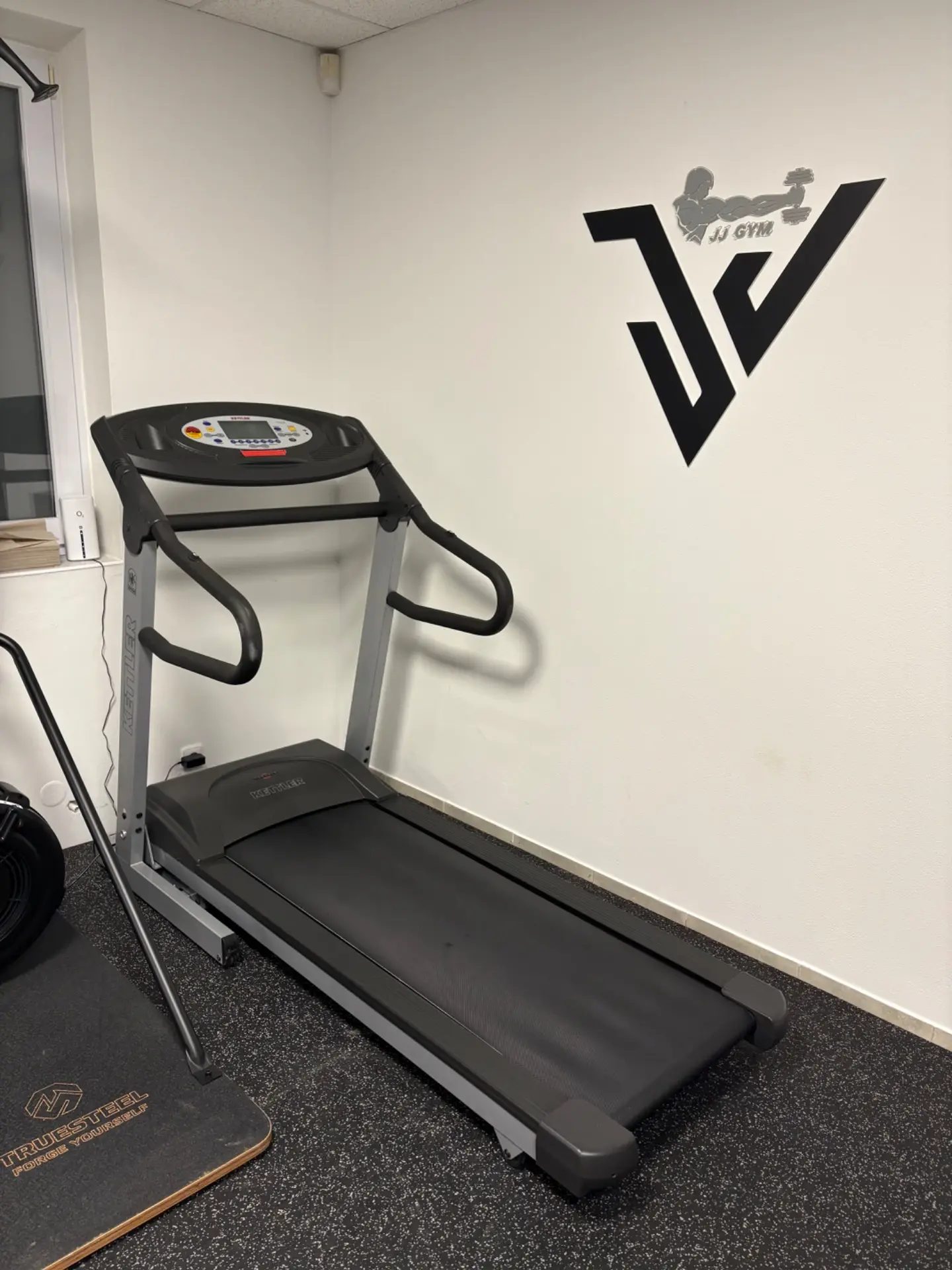 Běžecký pás u JJGYM loga v Private Nymburk